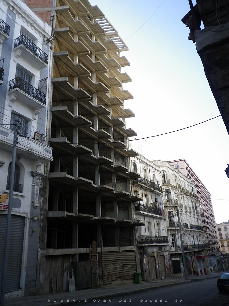 455 immeuble en constrution pas fini a l'abondon.JPG